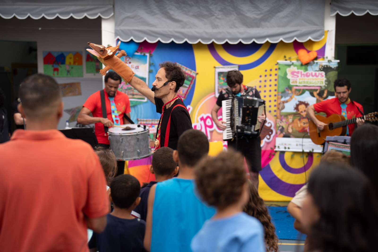 Edu Pio com fantoche de crocodilo em show de musicalização infantil