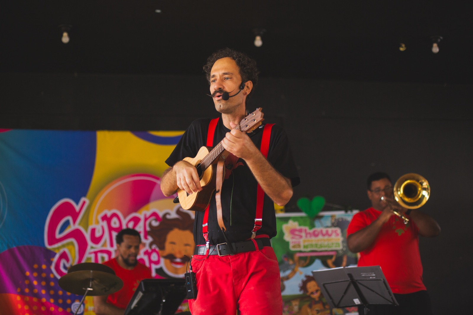 Edu Pio no palco com ukulele em show infantil em Belo Horizonte